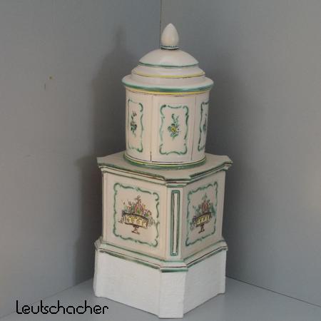 Stilofen Barock mit Kuppel. Weiße Grundglasur mit handbemalten Motiven