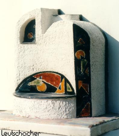 moderner Kachelofen gemauert und verputztmit modernem keramischen Flächendekor