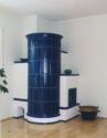 runder Säulenofen mit moderner Struktur in den handgemachten Ofenkacheln in blau