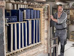 Ofenkachel in Handarbeit für einen klassizistischen Kaminofen in Hamburg