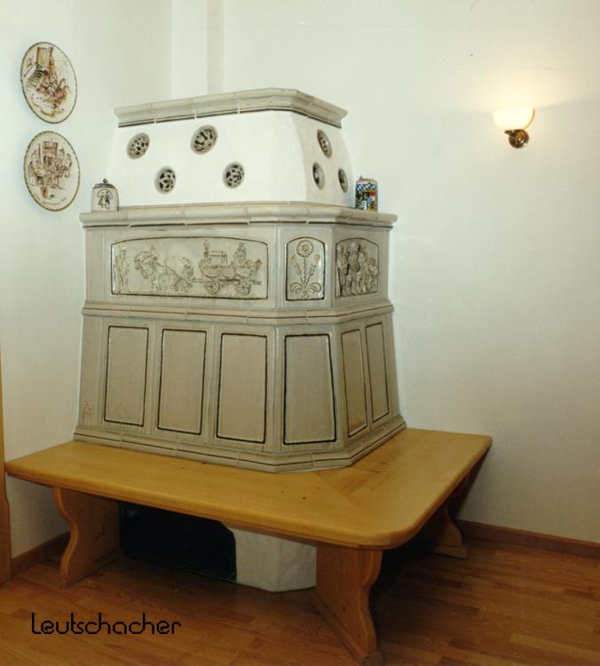 Kachelofen im Landhaus-Stil aus handgefertigten Ofenkacheln mit frei modellierten Motiven in Handarbeit in Glonn