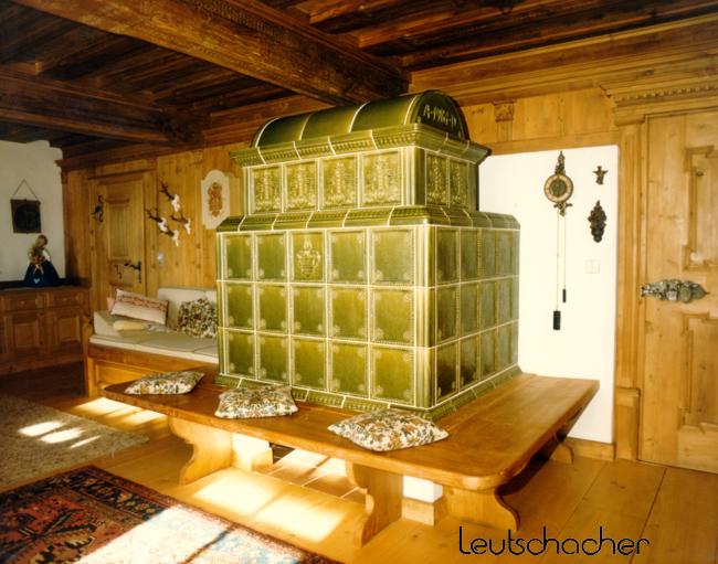 grüner Kachelofen traditionell aus handgefertigten Ofenkacheln in grün, Flaschengrün in Salzburg