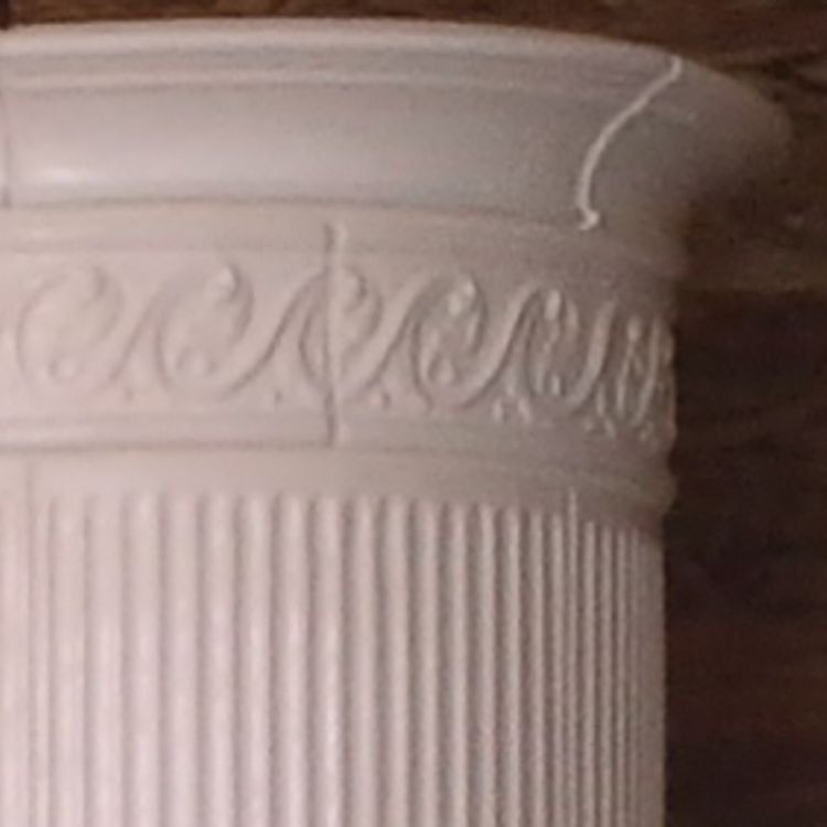 Detail des Chalet Säulenofen mit weißen, handgefertigten Ofenkacheln von Leutschacher