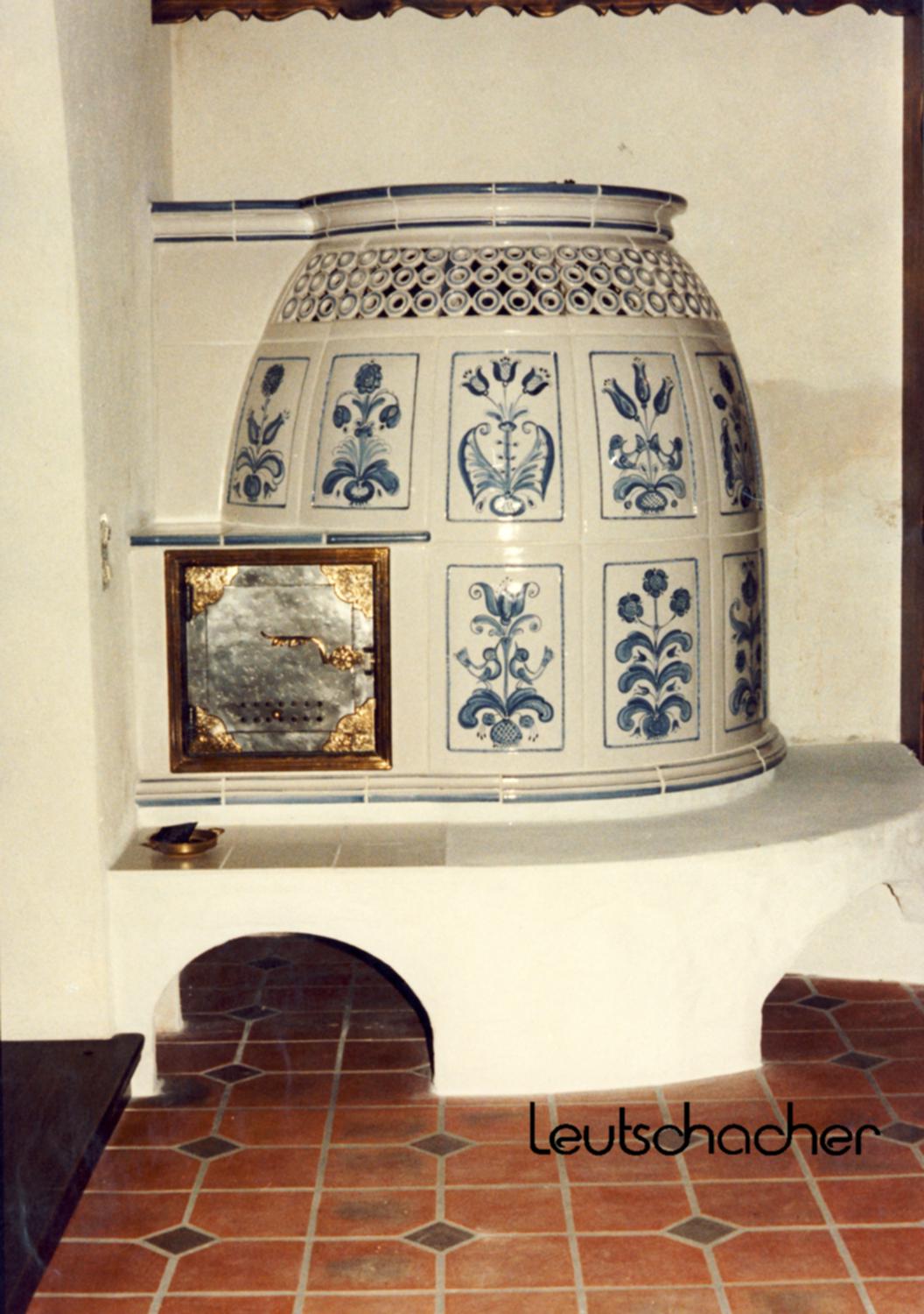 Kachelofen als Grundofen von Ofensetzer Thaller in 81371 München. Gebaut mit Ofenkacheln von Leutschacher Kachelofen