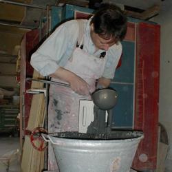 Leutschacher in 85567 Grafing bei Bad Aibling ist Spezialist für hochwertige Ofenkacheln in allen Stilrichtungen.
